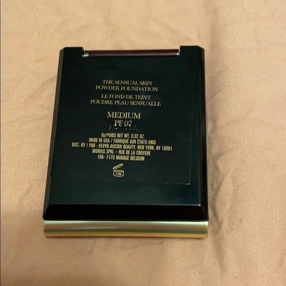 Kevyn Aucoin Powder Foundation - Picture 3 of 5